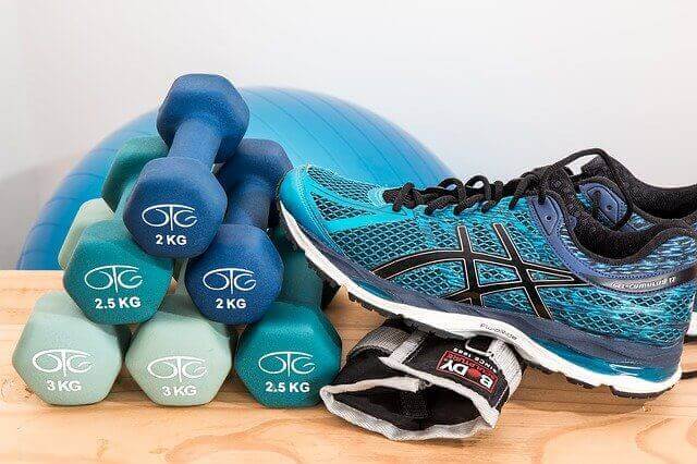 Sport unterstützt den Muskelaufbau Positive Kaloriebilanz schaffen
