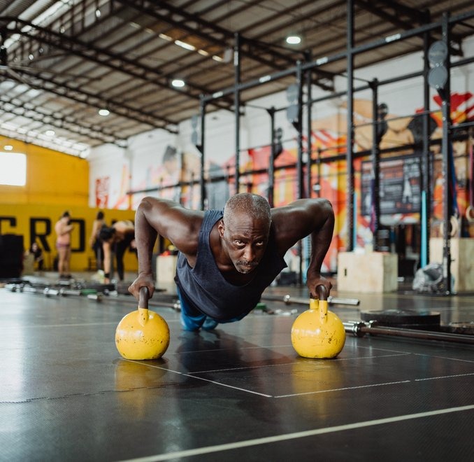 Sport und eine ausgewogene Ernährung Krafttraining kann sich förderlich auf den Muskelaufbau auswirken