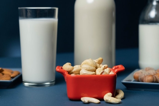 Essen nach dem Sport Milch und Nüsse für Kalzium nach dem Sport